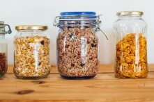 Klare Gläser mit verschiedenen Müslisorten