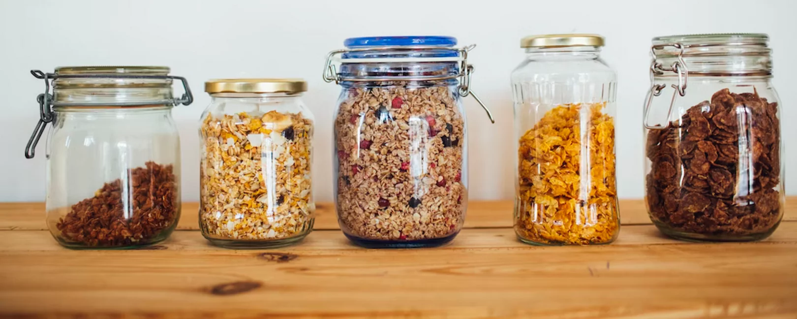 Klare Gläser mit verschiedenen Müslisorten